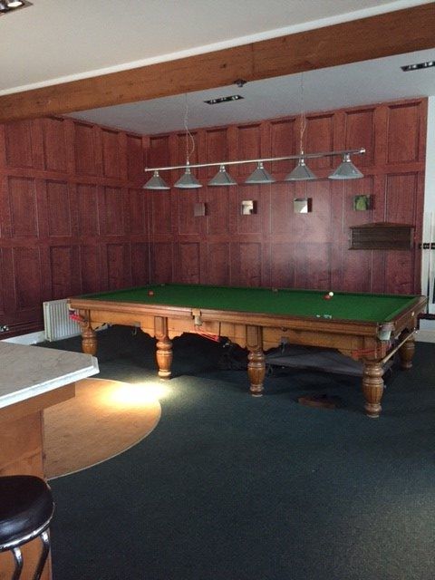 Salle de pause avec un (tout petit) billard