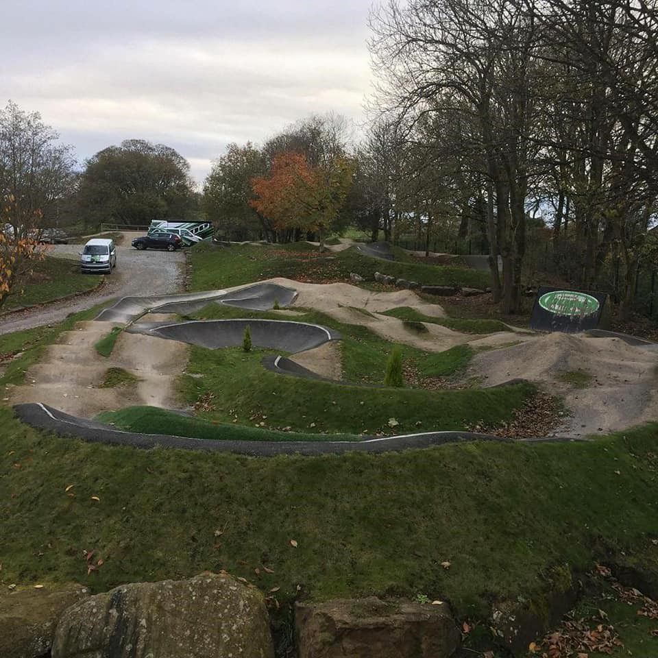 La pumptrack à l'extérieur du siège